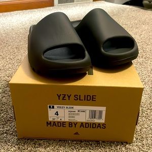 Yeezy youth onyx slide